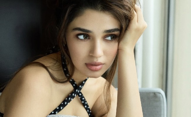 Krithi Shetty : బ్లాక్ స్కర్ట్ లో అందాలొలికిన కృతీ శెట్టి