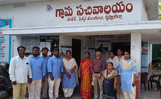 ప్రభుత్వ వాట్సాప్ గ్రూపులనుండీ వైదొలుగుతున్న సచివాలయ ఉద్యోగులు