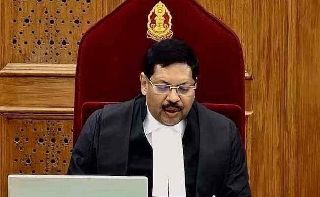 BIG BREAKING : సుప్రీం కోర్టు ప్రధాన న్యాయమూర్తిపై దాడి